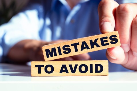 Bausteine mit Schriftzug MISTAKES TO AVOID