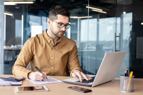 Mann mit Laptop