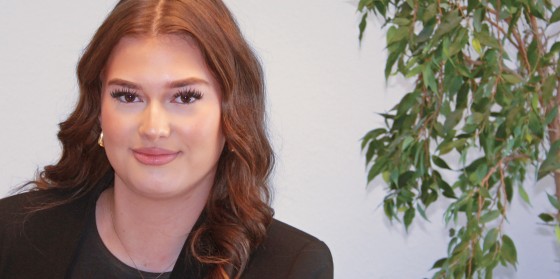 Selina Salapic, Auszubildende, Haar